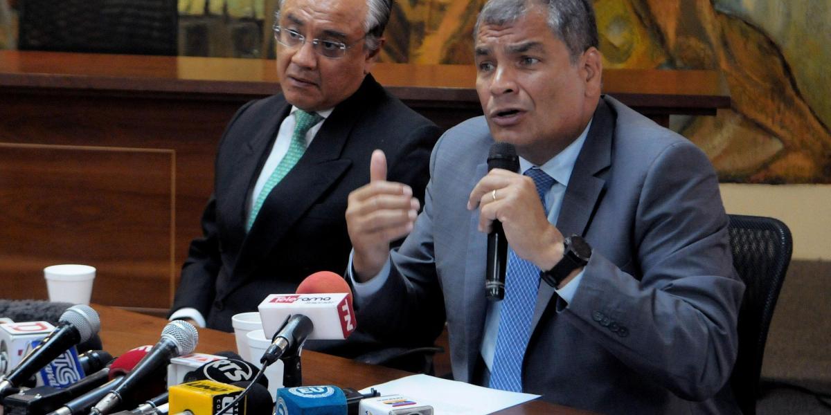 Rafael Correa (d), expresidente de Ecuador, habla luego de rendir testimonio en la Fiscalía.