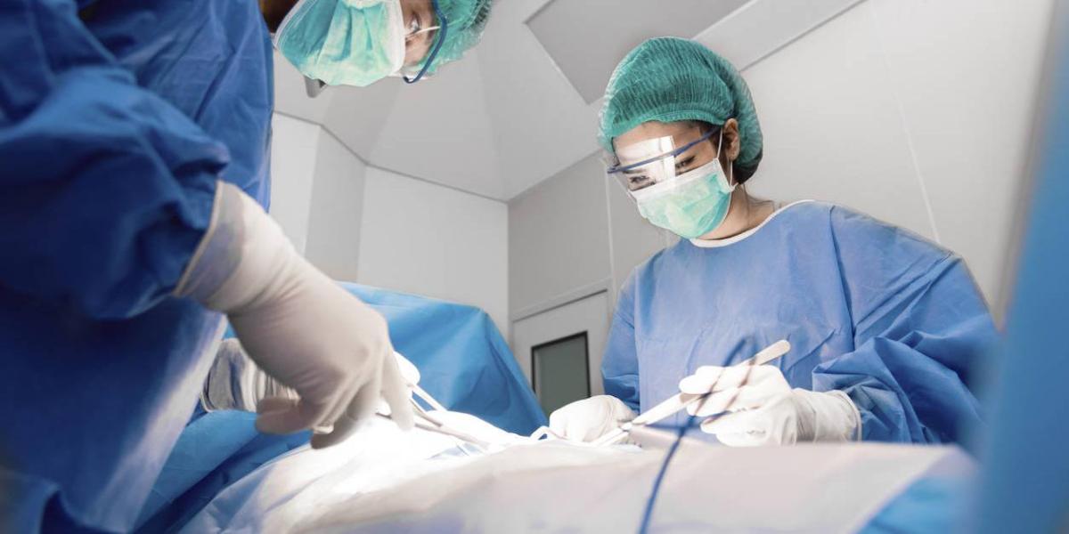 Niña sobrevive a delicada cirugía cerebral para extraer aguja anestésica en Barcelona