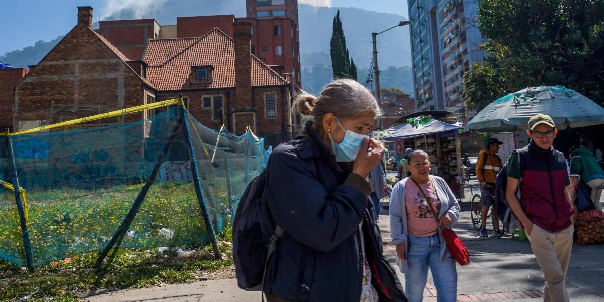 Incendio Cerros Bogota Contaminación ha hecho que los bogotanos retomen los tapabocas para prevenir enfermedades respiratorias.