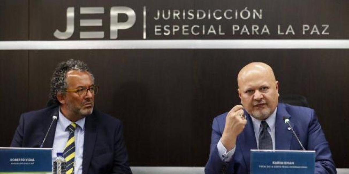 Presidente de la JEP, Roberto Vidal, y fiscal de la Corte Penal Internacional, Karim Khan, en su viista de junio de 2023.