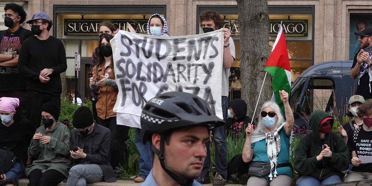 Manifestantes protestan fuera del Instituto de Arte de Chicago después de que los estudiantes establecieran un campamento de protesta.