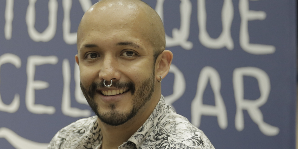 : Sergio Álzate estudió Periodismo  en la Universidad de Antioquia y la maestría en Escritura Creativa en el Instituto Caro y Cuervo
