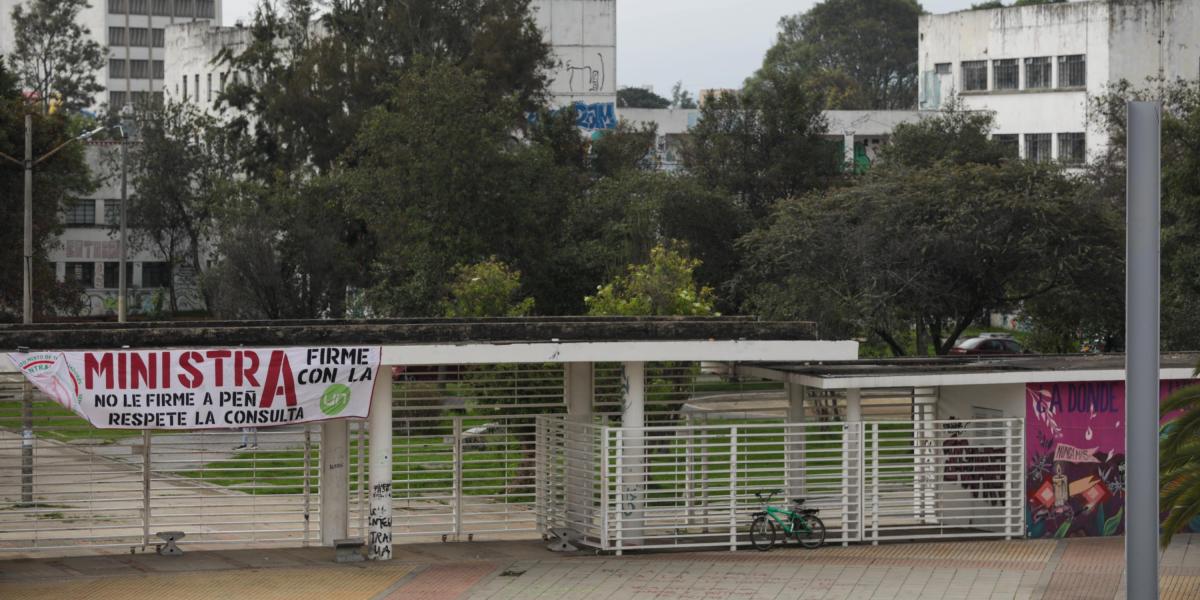 Entrada principal de la Universidad Nacional por la Calle 26.