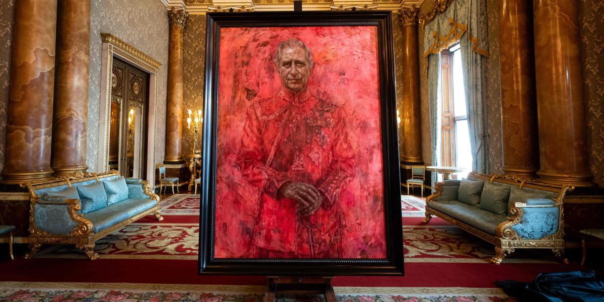 El retrato oficial del rey Carlos III, pintado por el artista Jonathan Yeo, se muestra durante su inauguración, en el Salón Azul del Palacio de Buckingham.