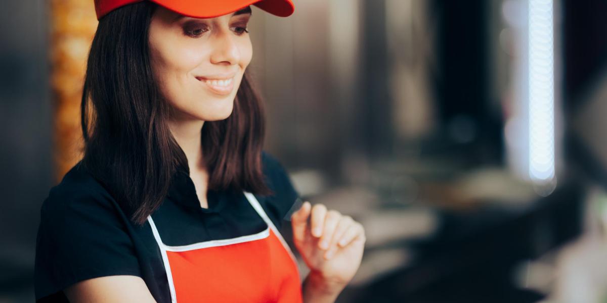 Una empresa de comida rápida busca trabajadores migrantes y los ayuda con sus papeles.