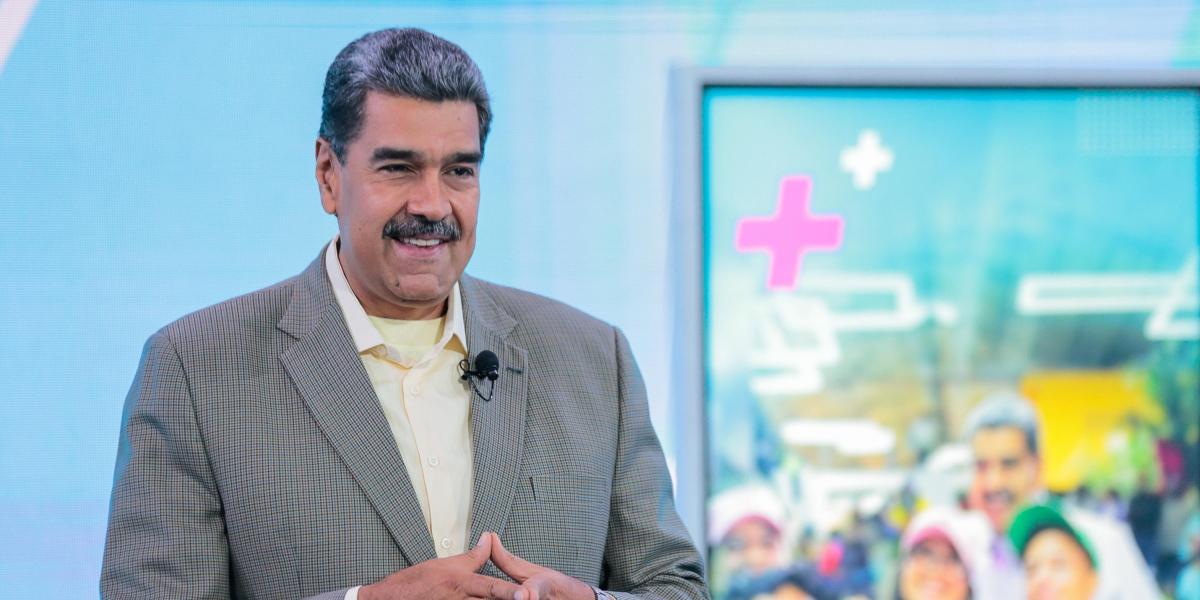 AME377. CARACAS (VENEZUELA), 16/09/2024.- Fotografía cedida por la Prensa Miraflores del presidente de Venezuela, Nicolás Maduro, durante su programa de televisión 'Con Maduro +', este lunes en Caracas (Venezuela). Maduro señaló como "terroristas" a los dos españoles detenidos, a quienes vincula con el Centro Nacional de Inteligencia (CNI) de España, por su presunta vinculación con una operación desestabilizadora contra su Gobierno. EFE/ Prensa Miraflores/SOLO USO EDITORIAL/SOLO DISPONIBLE PARA ILUSTRAR LA NOTICIA QUE ACOMPAÑA (CRÉDITO OBLIGATORIO)