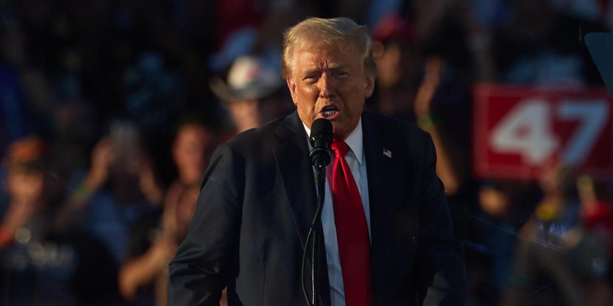 El expresidente estadounidense y actual candidato presidencial republicano Donald Trump habla durante un mitin electoral en Coachella, California, el 12 de octubre de 2024.