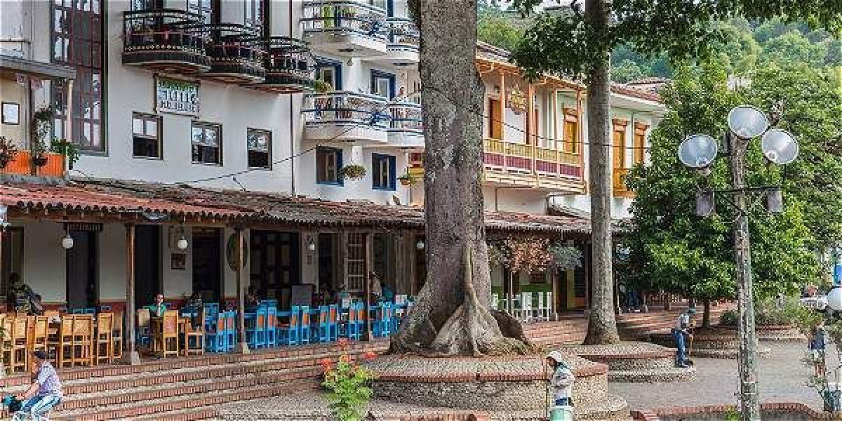 Jericó (Antioquia) enamora con sus fachadas con balcones de colores y con su tradición paisa.