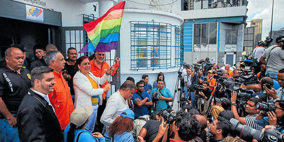 Tamara Adrián ondea la bandera con los colores del arco iris, insignia de la comunidad LGBTI, de la que es una de la más reconocidas activistas en Venezuela.