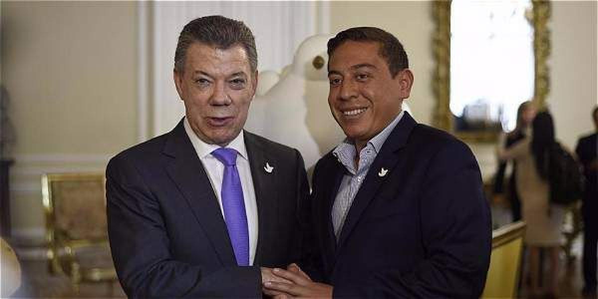El gobernador Carlos Amaya posa feliz al lado del presidente Santos luego del anuncio del premio Nobel.