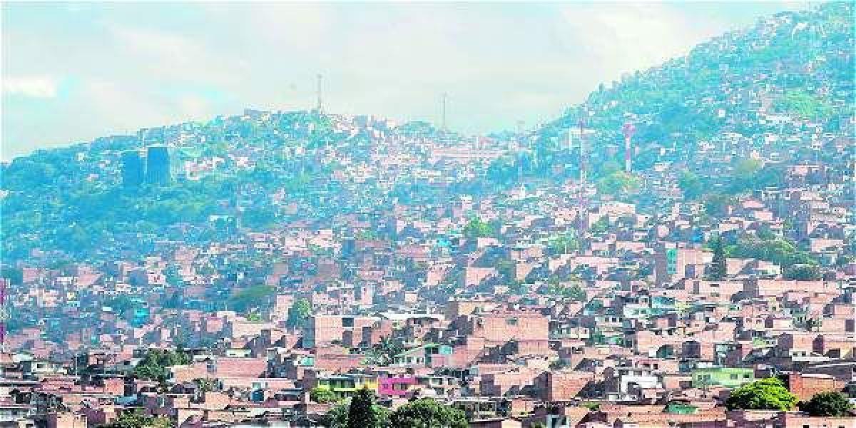Panorámica del barrio Manrique, en Medellín, donde se desarrolla el libro de Mesa.