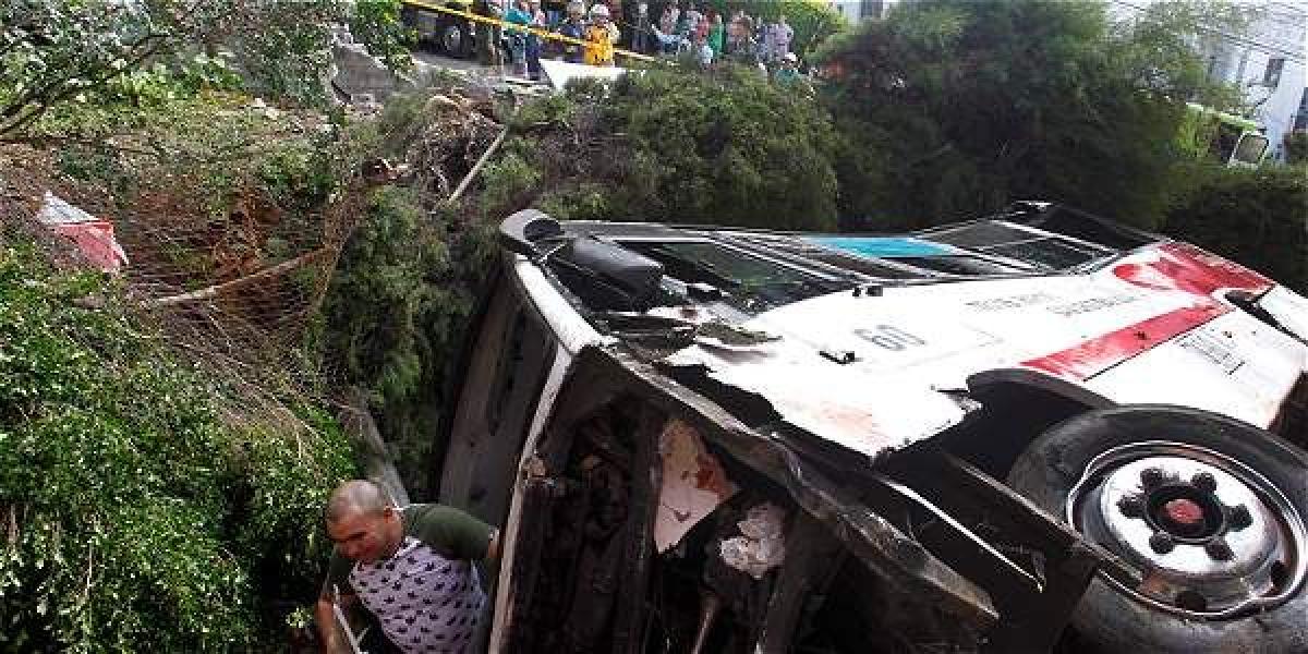 Un saldo de 37 personas heridas deja el accidente un bus que se movilizaban por el barrio Robledo, en el sector del Pajarito, cuando el vehículo rodó por una pendiente y chocó contra una vivienda.
