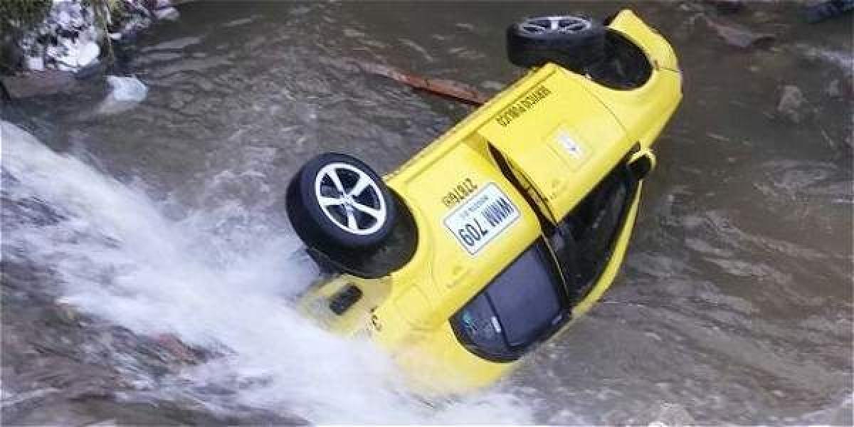 El conductor de este taxi tuvo que saltar para salvar su vida.