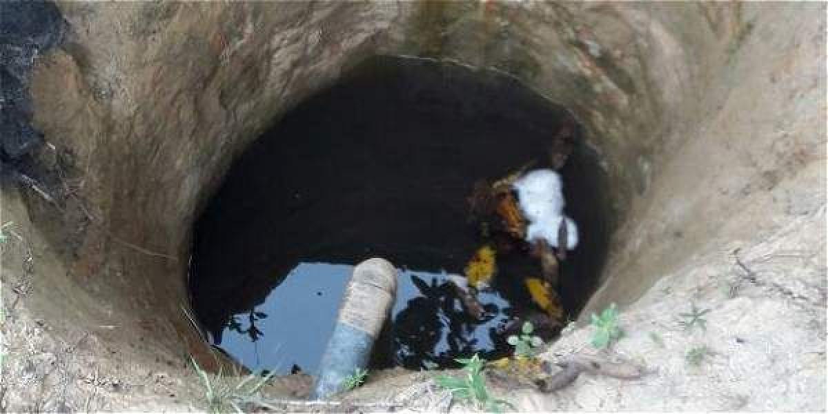 Este es uno de los pozos de donde toman el agua los pobladores.
