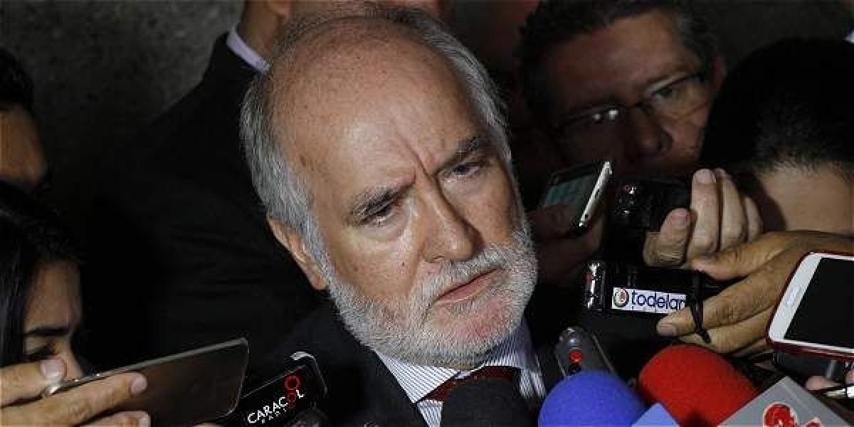 El gobernador de Caldas, Guido Echeverri Piedrahíta, ha sido elegido para dos periodos consecutivos, pero no terminó el primero por anulación de la elección.