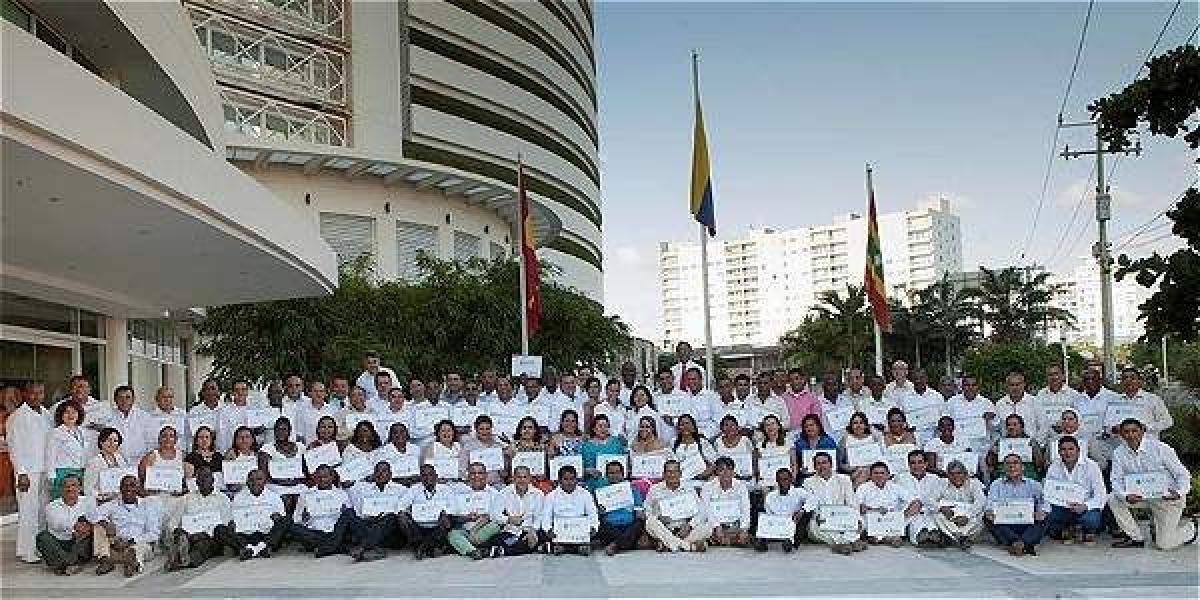 Directivos docentes de Santander, Barranquilla, Sucre, Córdoba y Chocó recibieron certificaciones de la fase de formación, durante evento en Cartagena.