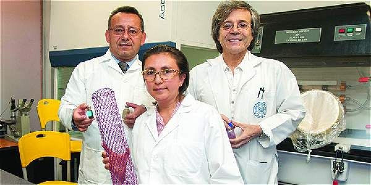 Édgar González (derecha) y parte del Grupo de Nanociencia y Nanotecnología de la Universidad Javeriana.