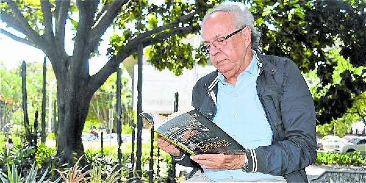 Ruiz es autor de cuentos, novelas, ensayos de cultura, urbanismo y teoría del espacio que han traducido a otros idiomas.