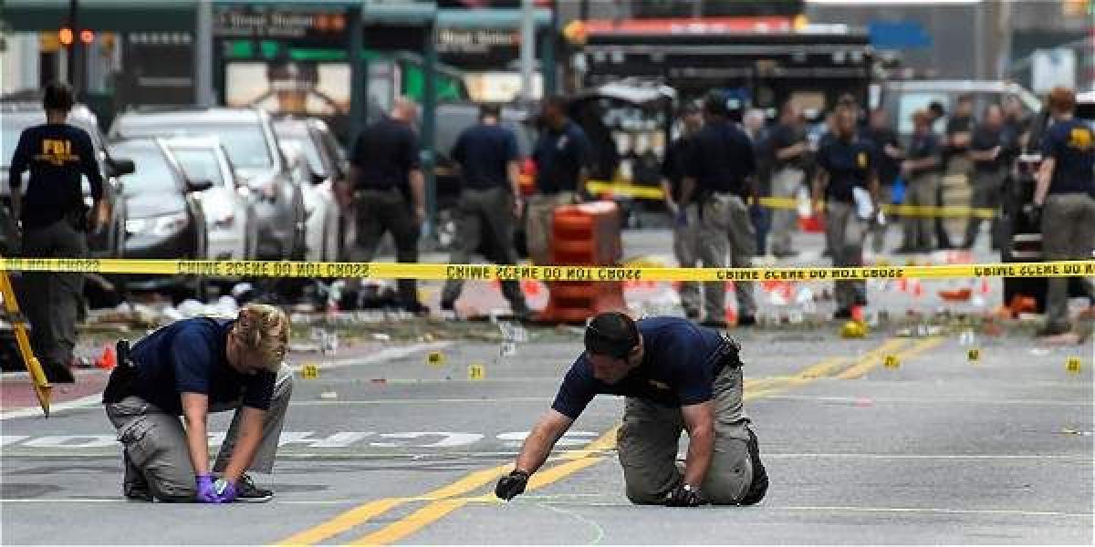 Agentes del FBI marcan el área donde explotó el artefacto, en el sector de Chelsea, en Nueva York.