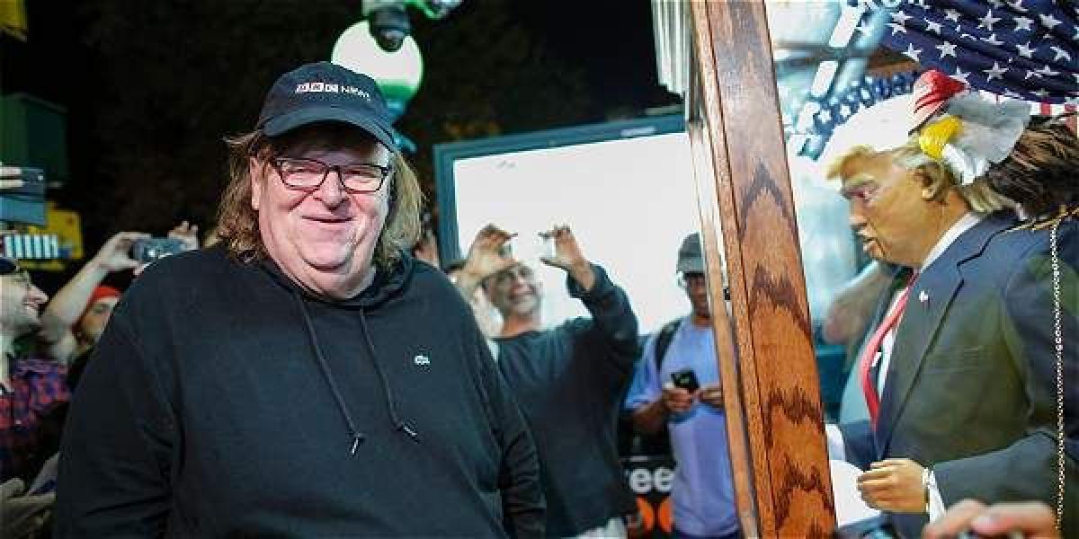 Michael Moore cuenta en su producción la historia de cómo un teatro de Ohio le impidió presentar su show sobre la campaña electoral.