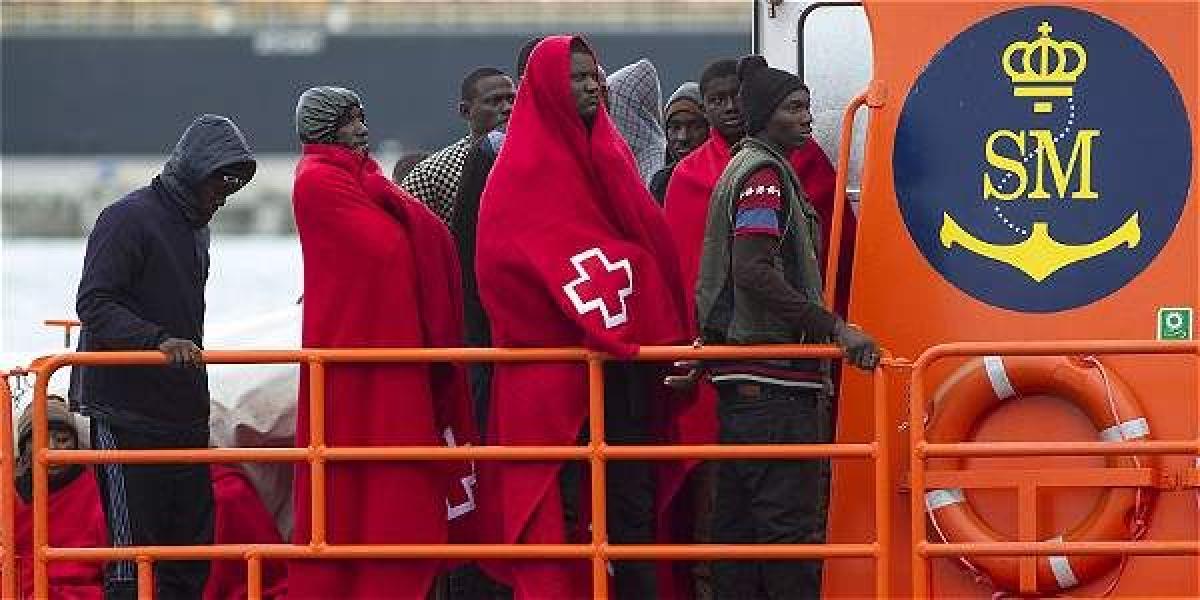 53 inmigrantes fueron rescatados a 49 millas al sur de Málaga llegan  al puerto de Málaga donde han sido atendidos por miembros de la Policía Nacional, Cruz Roja y Salvamento Marítimo.