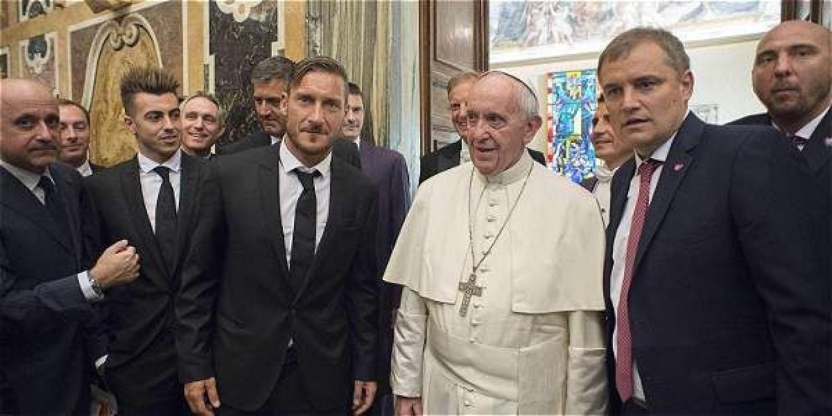 Papa Francisco junto a los jugadores de la Roma y San Lorenzo.