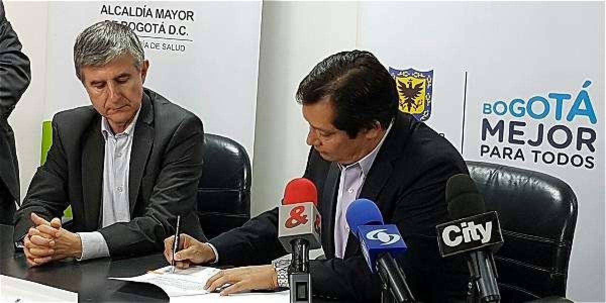 Secretario de Salud, Luis Gonzalo Morales, y el presidente de la financiera de Desarrollo Nacional, Clemente del Valle, en la firma del convenio de las APP para hospitales.