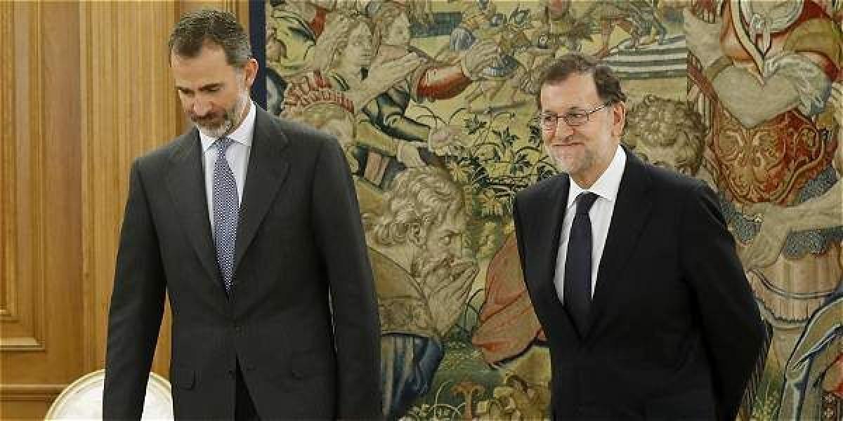 Felipe VI y Mariano Rajoy (der.) se reúnen en el Palacio de La Zarzuela, durante la ronda de charlas con las fuerzas políticas.