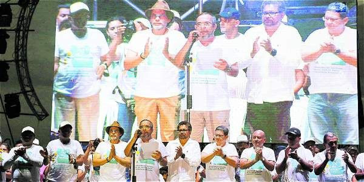 En el centro, los jefes guerrilleros 'Pastor Alape', 'Timochenko','Iván Márquez', 'Pablo Catatumbo' y 'Carlos Antonio Lozada'.