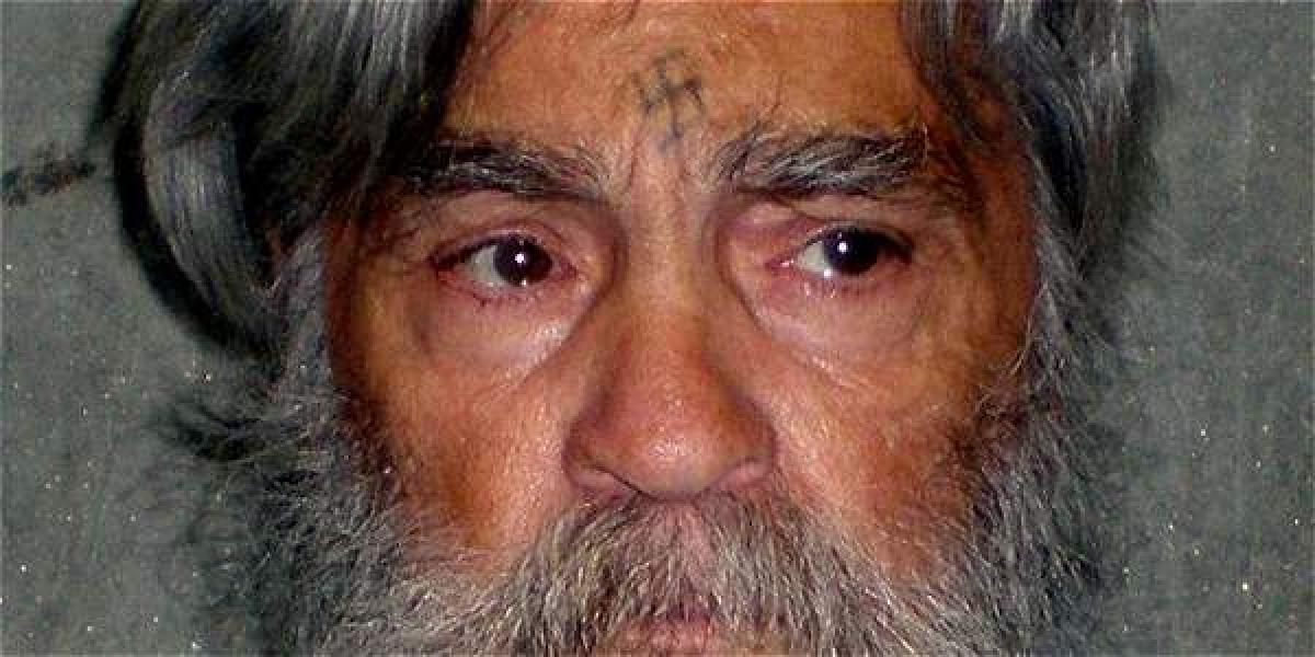 Manson, de 82 años, suma centenares de sanciones por mal comportamiento en la cárcel, donde también se grabó en el entrecejo un tatuaje en forma de una cruz gamada.