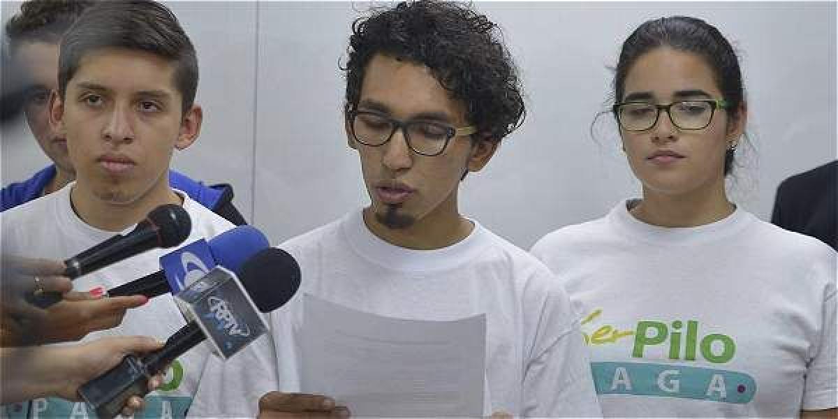 De izquiera a derecha, los estudiantes Juan David Rodríguez, Diego Duque y Yuly Andrea Sanabria, durante la lectura del comunicado en la U. del Rosario.