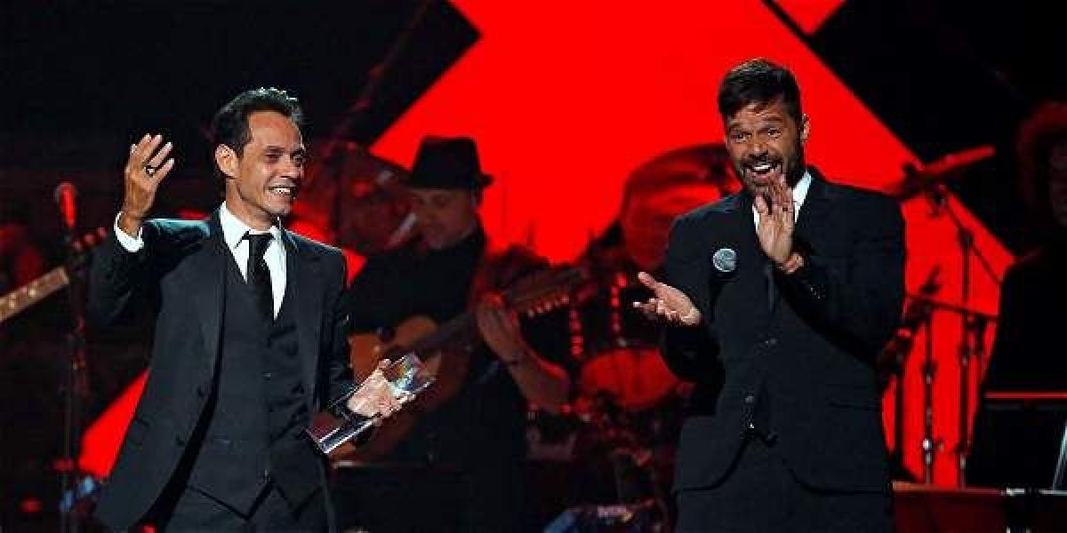 Marc Anthony y Ricky Martin, quien le entregó este reconocimiento el 16 de noviembre.