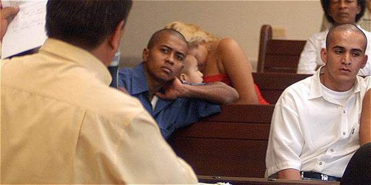Alexander Zapata (de blanco) en su juicio por el crimen de monseñor Isaías Duarte Cancino, en Cali en 2002. Jhon  John Freddy Jiménez, de azul.