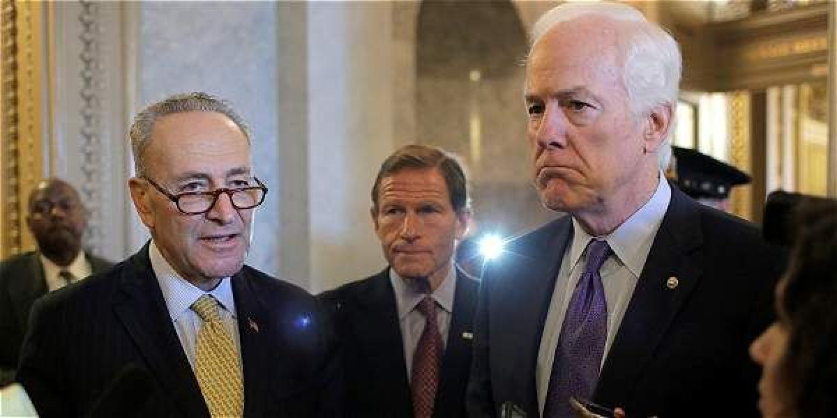 Tras las votaciones, los senadores Chuck Schumer (izq.), Richard Blumenthal (c) y John Cornyn explicaron a los medios las causas que llevaron a los funcionarios a levantar el veto de Obama.