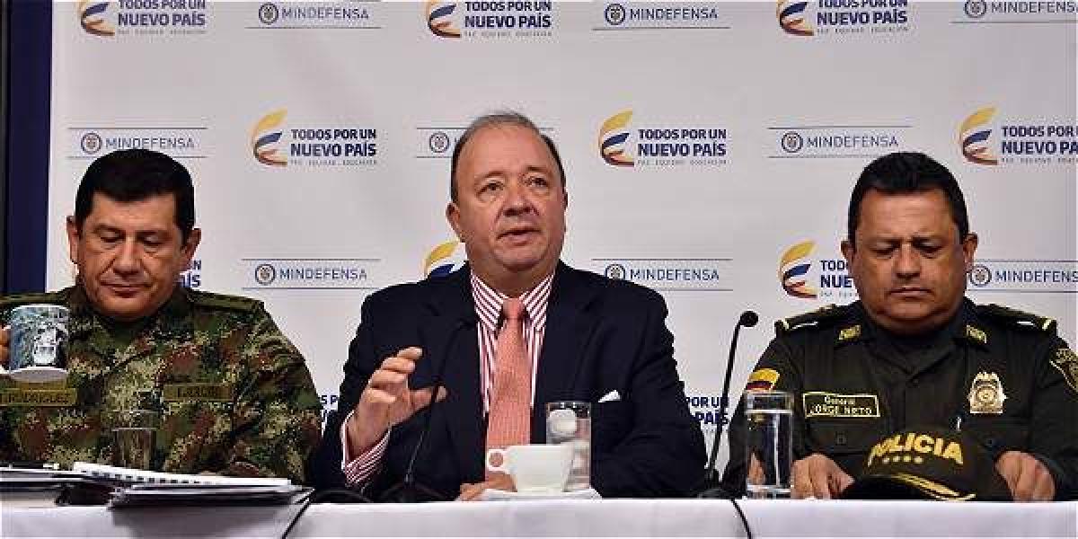 El ministro de Defensa, Luis Carlos Villegas (centro); el comandante de las FF. MM., general Juan Pablo Rodríguez (Izq.), y el director de la Policía, Jorge H. Nieto.