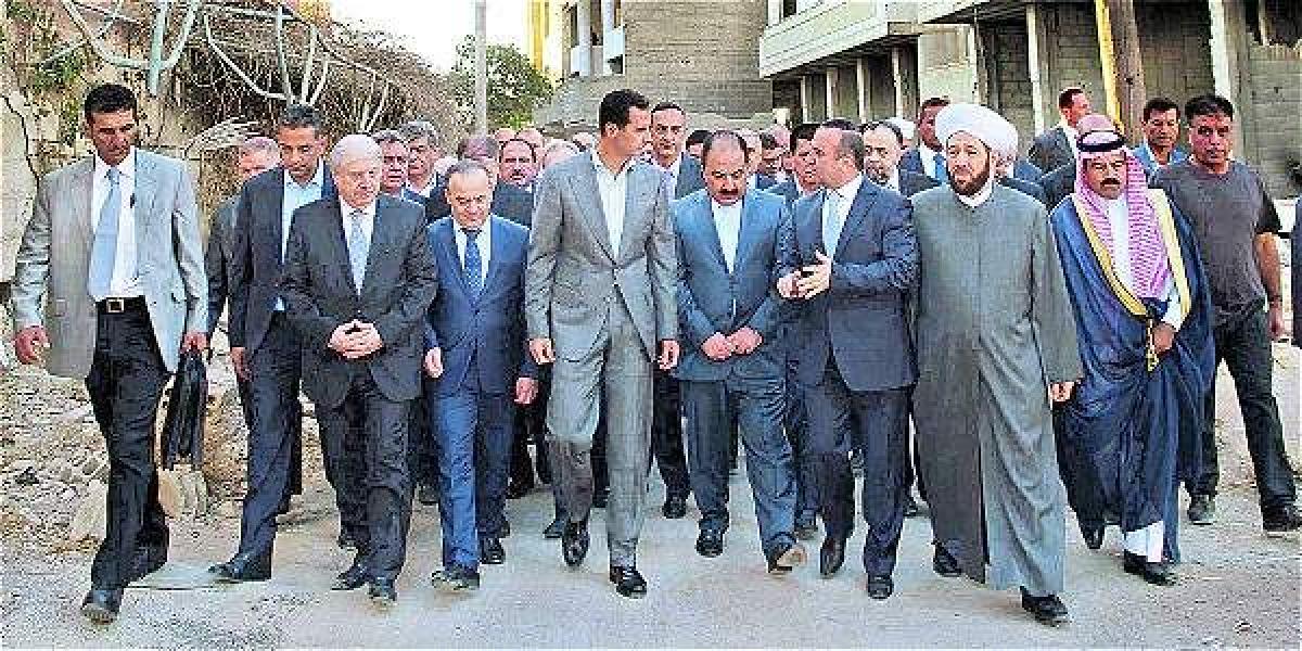 Horas después del comienzo de la tregua, el presidente sirio, Bashar al Assad (c), recorrió la ciudad de Daraya, cerca de Damasco.