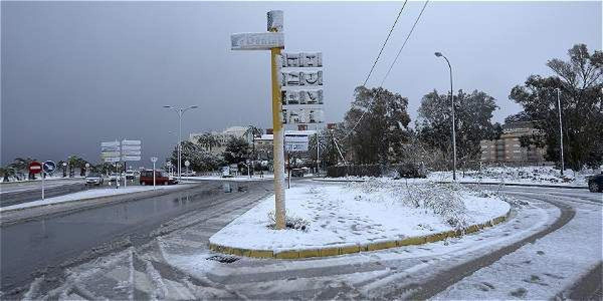 Esta es la entrada de la población alicantina de Denia donde nieva desde primeras horas de la mañana.