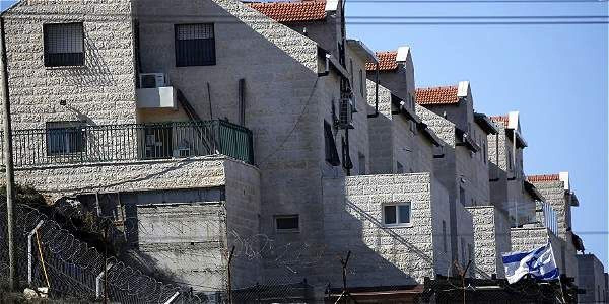 Vista de hogares israelíes en el asentamiento de Kiryat Arba cerca de Hebrón, Cisjordania.