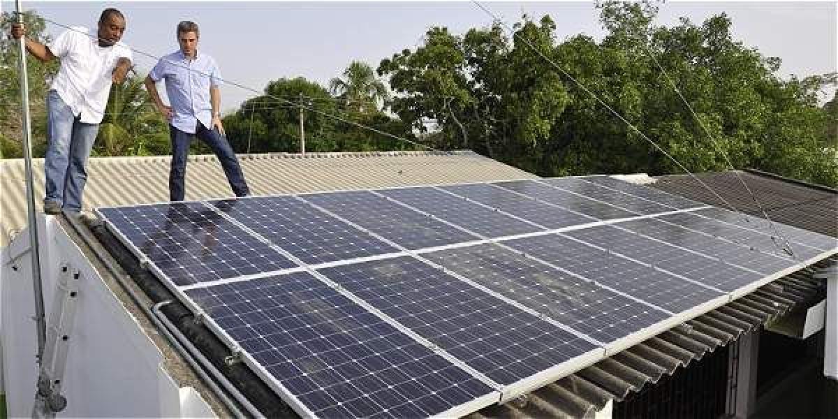 Instalción de paneles solares en Montería.