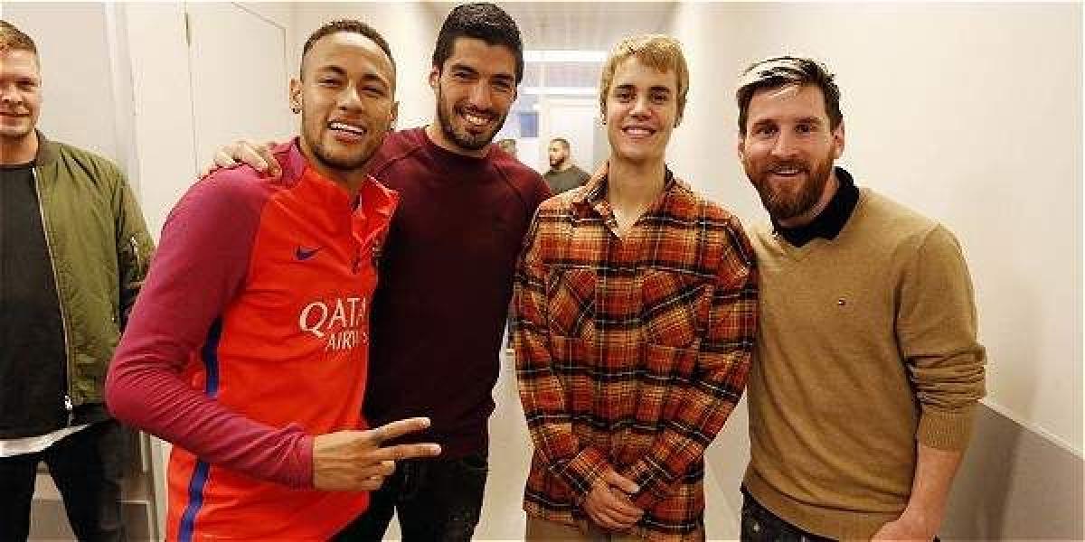 El cantante canadiense Justin Bieber, que actúa el martes en Barcelona, ha presenciado este lunes el entrenamiento del FC Barcelona.