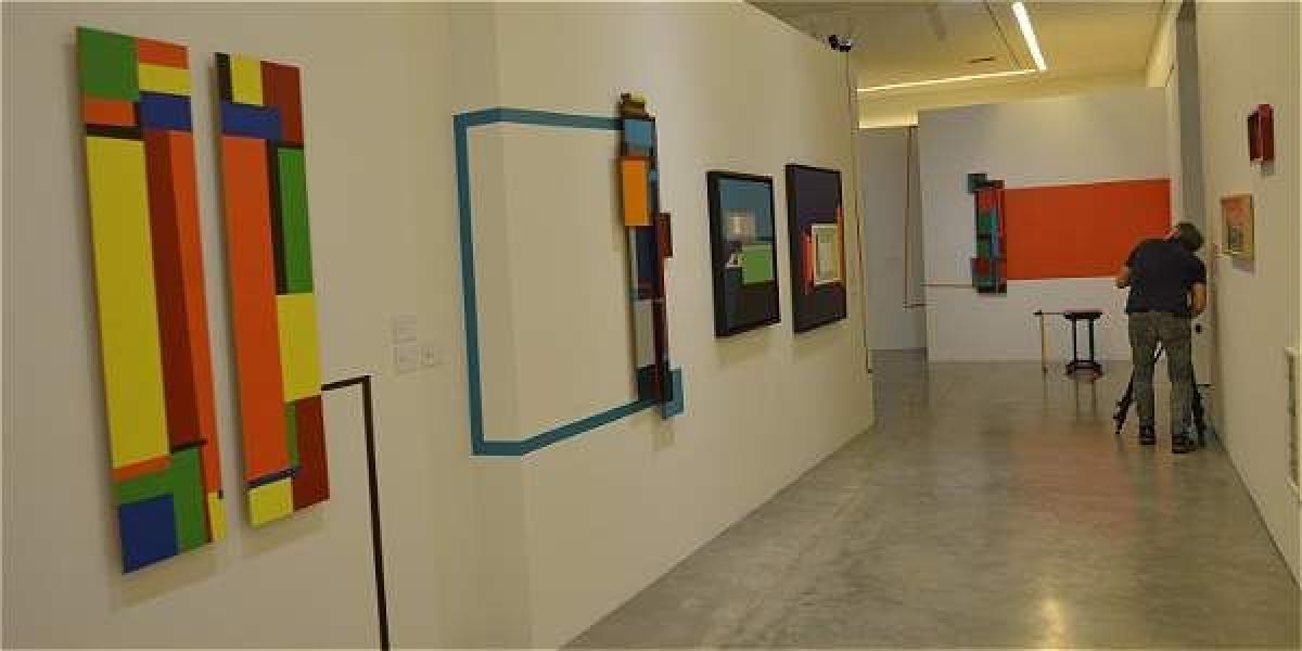 Beatriz Olano nació en Medellín en 1965. El nombre de la exposición hace referencia a sus primeros trabajos con exploración del espacio y la geometría