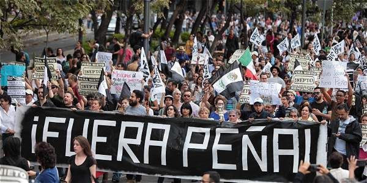 Cientos de personas se manifiestaron  en Ciudad de México para exigir la renuncia de Enrique Peña Nieto. "¡Fuera Peña!" fue la principal consigna que emitieron unos 10.000 manifestantes.