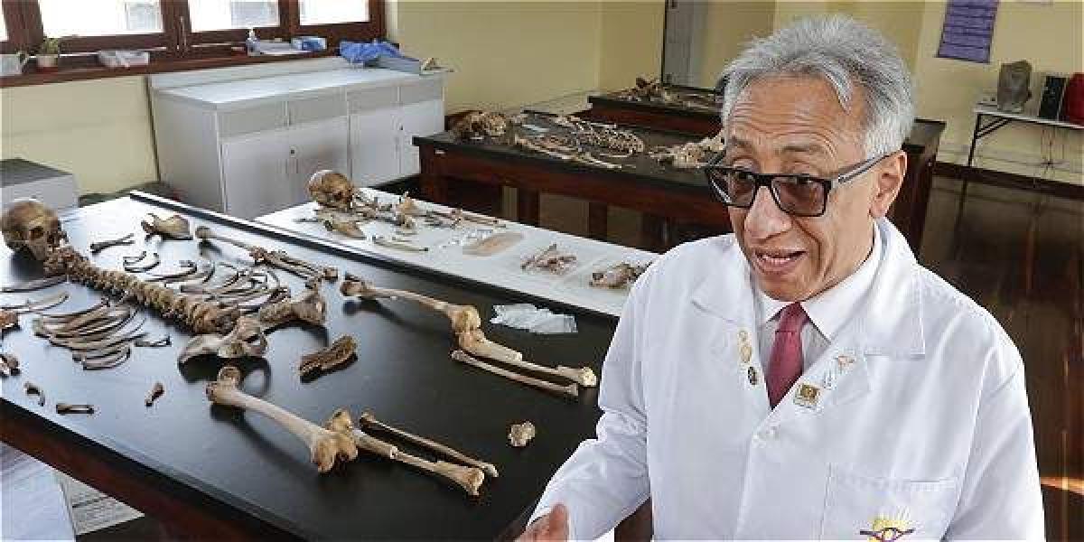 Muchos de los restos encontrados tienen fracturas que no corresponden a la causa de muerte, Carlos Valdés, director del Instituto de Medicina Legal, no descarta que sean casos de tortura.