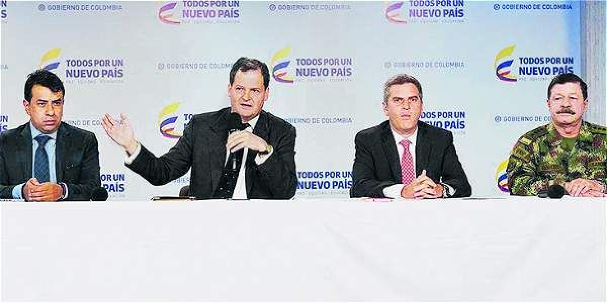Sergio Jaramillo, con el gerente de las zonas para el desarme (izq.), Carlos Córdoba, el general Javier Flórez y el consejero para las regiones, Carlos Correa.
