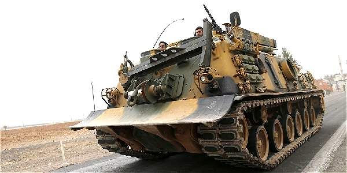 Una decena de tanques turcos y maquinaria pesada ha entrado en territorio sirio dentro de la operación "Escudo del Éufrates" para desalojar al (EI) de la ribera occidental de ese río.