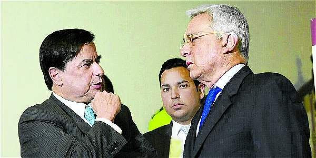 El ministro del Interior, Juan Fernando Cristo, le dio este lunes la bienvenida al expresidente Álvaro Uribe antes de iniciar la jornada.