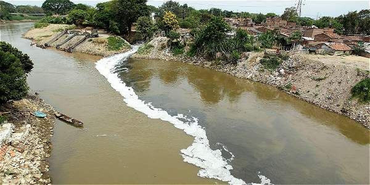 Contaminación del río Cauca, a su paso por el puente de juanchito