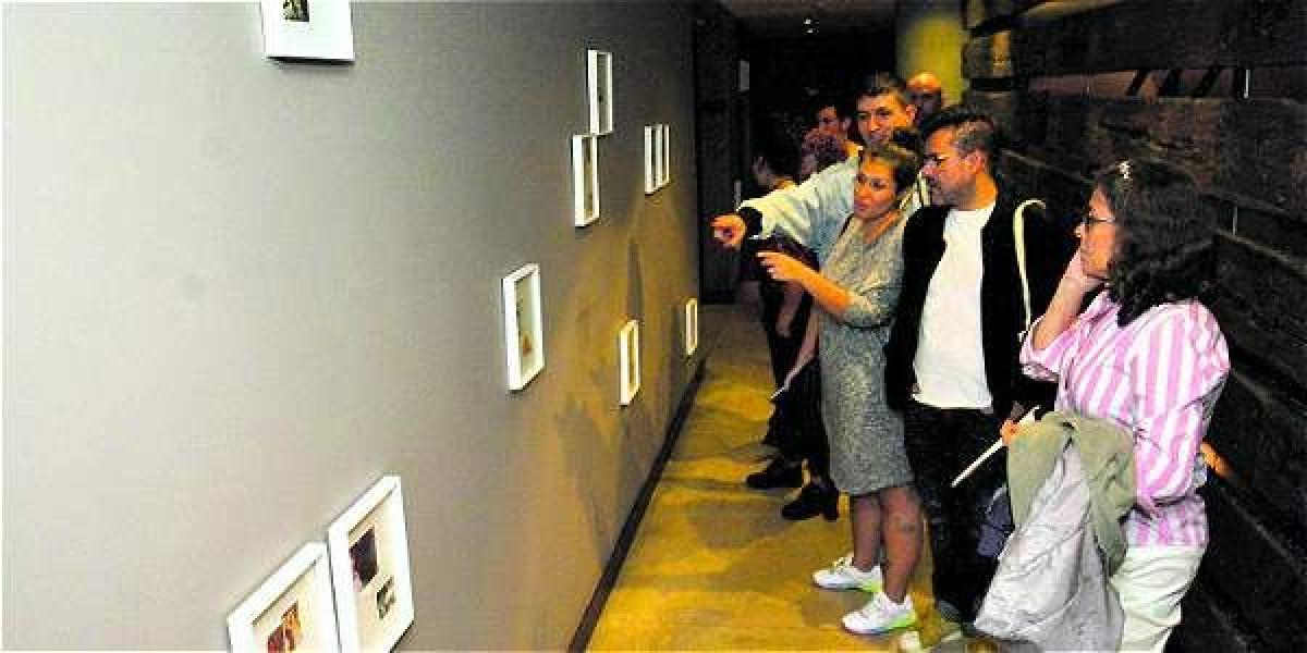 Visitantes observan en los pasillos del hotel 'Proyecciones' del artista Hebert Rodríguez.
