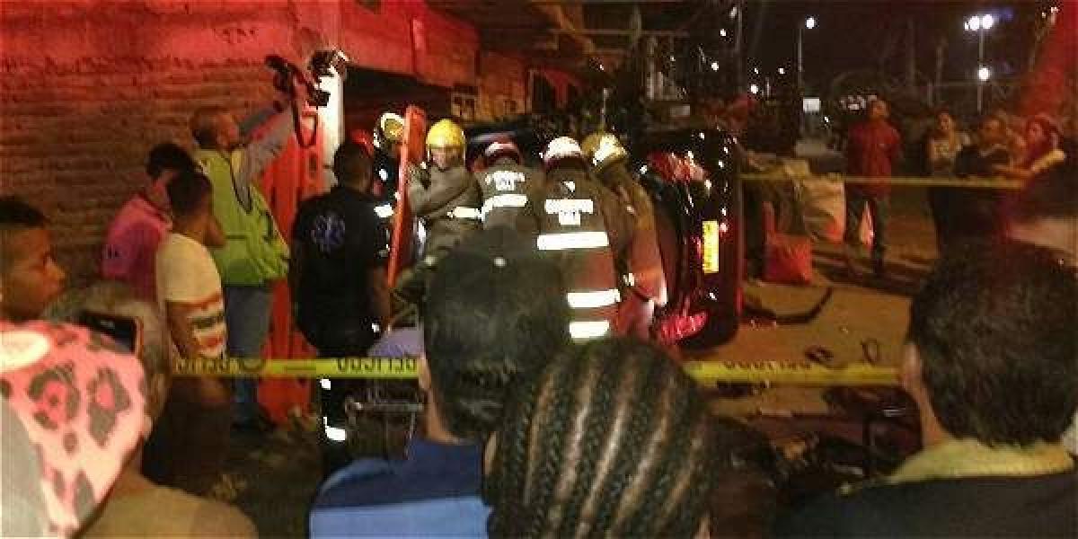 Los bomberos lograron extraer las dos mujeres atrapadas dentro del vehículo tras el choque.