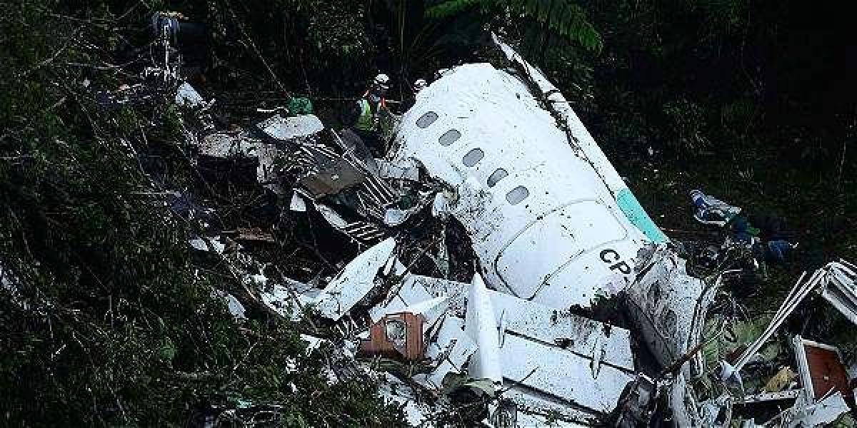 El avión se estrelló con 77 personas a bordo, de las cuales solo seis sobrevivieron.